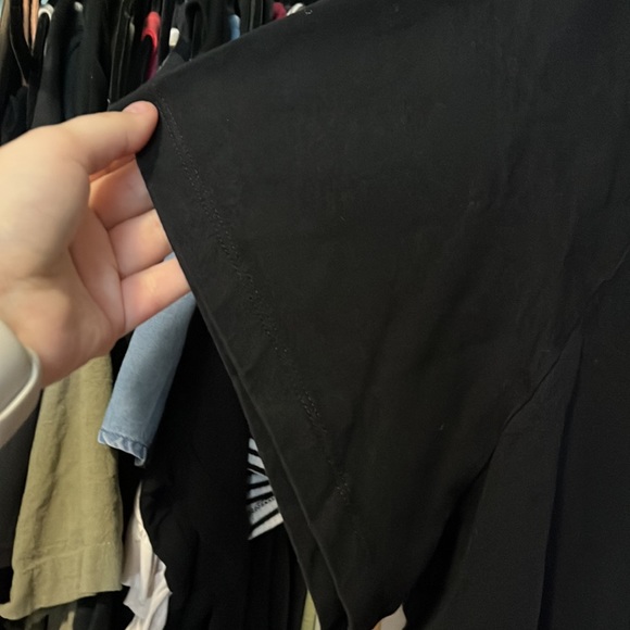 5/25🔥 Plus size black vneck tee - Picture 4 of 5